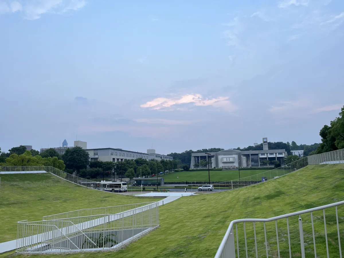 緑の芝生とキャンパスの風景